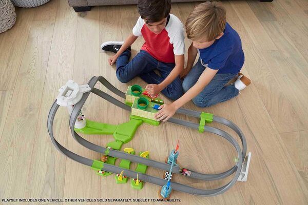 Hot Wheels Circuit Mario Kart, Coffret de Jeu pour Petites Voitures à connecter avec Circuit et Pistes, Jouet pour Enfant, GHK15, Multicolore