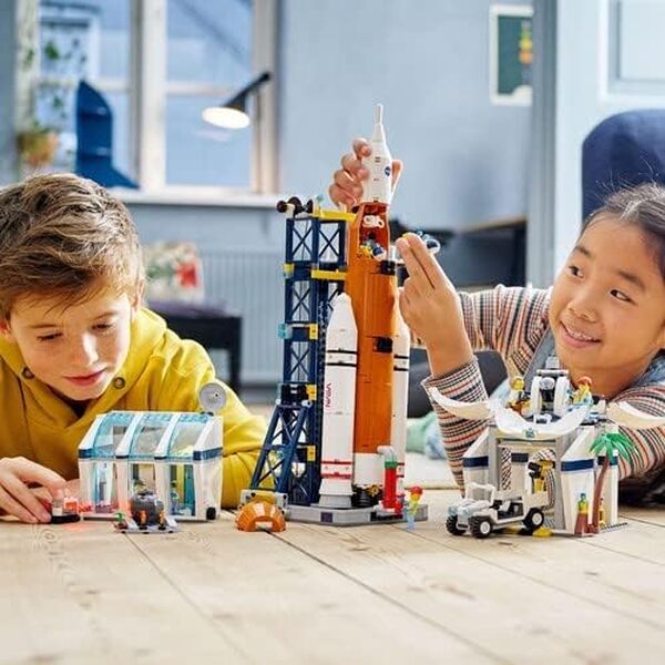 LEGO 60351 City La Base De Lancement De La Fusée, Module Spatial, Jouet Inspiré de la NASA avec Planet Rover, Jouet Spatial, Observatoire et 7 Minifigures Astronautes