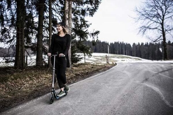 HUDORA BigWheel 205 Scooter - Trottinette Stable en Aluminium - Trottinette de Ville Ajustable en Hauteur & Pliable avec béquille - Trottinette Sportive pour Enfants & Adultes jusqu'à 100kg